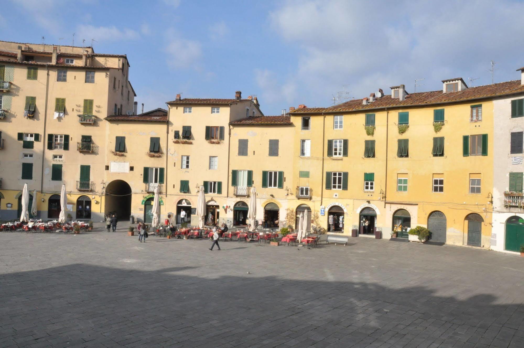 At Home Bed And Breakfast Lucca Exterior photo